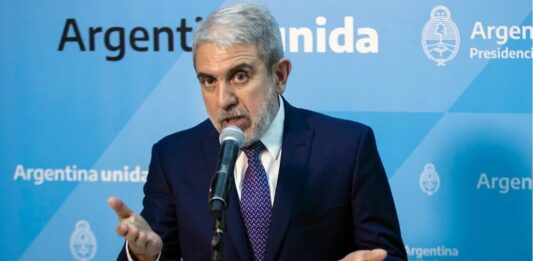 El ministro de Seguridad de la Nación, Aníbal Fernández, anunció que se conformará un comando unificado de las cuatro fuerzas por los saqueos.