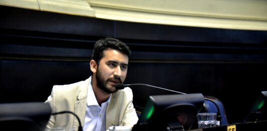 Un diputado bonaerense que pertenece al espacio de Milei denunciará a Cerruti por acusar al espacio de fogonear los saqueos.