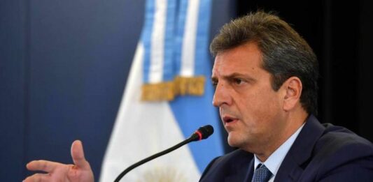Con destino a los jubilados, pensionados y monotributistas, Massa anunció las dos primeras medidas económicas.
