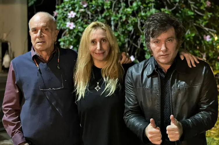 Carlos Rodríguez junto a Javier Milei y a su hermana Karina, la jefa de campaña del candidato presidencial de La Libertad Avanza.