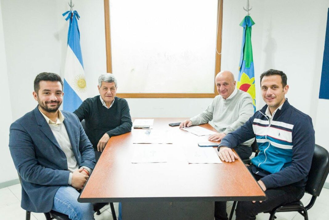 El candidato a intendente de Unión por la Patria en Lanús, Julián Álvarez, consiguió la foto de unidad con los tres aspirantes peronistas, Agustín Balladares, Nicolás Russo y Víctor De Gennaro. Entre las cuatro listas sacaron un 44,81% de los votos.