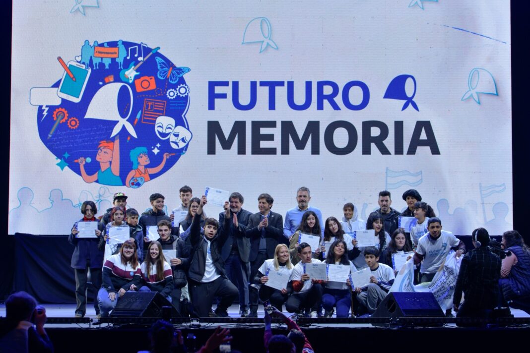 El gobernador de la provincia de Buenos Aires, Axel Kicillof entregó este viernes, certificados a jóvenes que participaron del programa Futuro Memoria.
