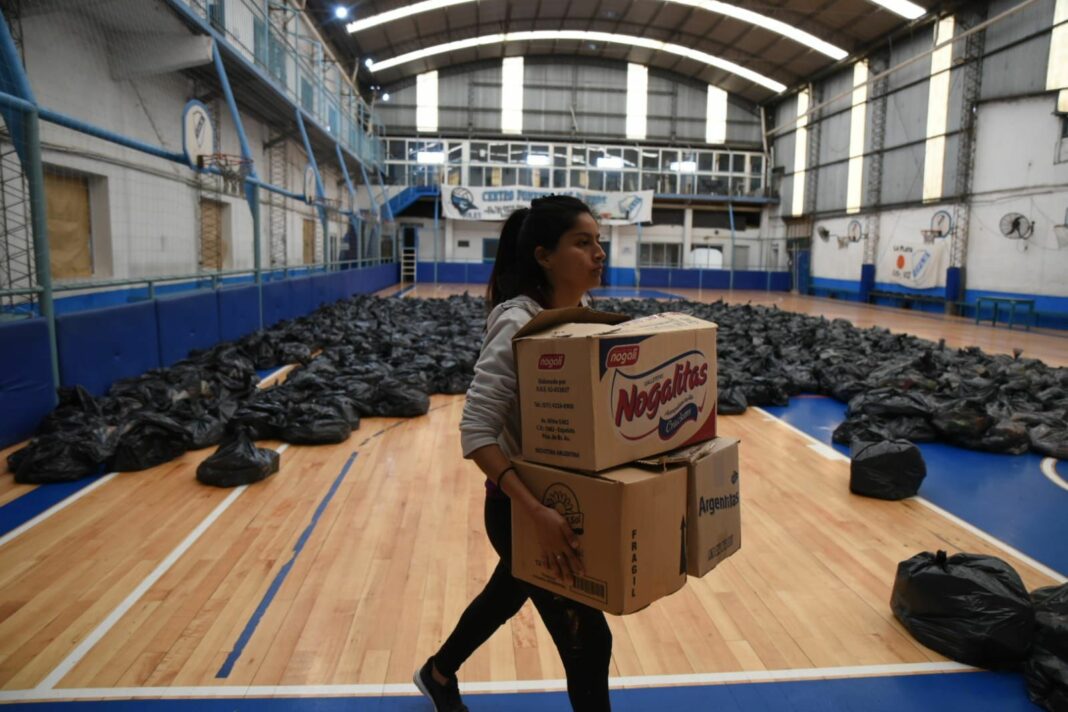 Los vecinos afectados por el temporal en La Plata pudieron volver a sus casas luego de permanecer en los centros de evacuados que dispuso la Municipalidad.