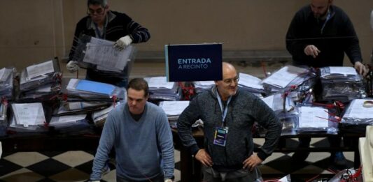 El escrutinio definitivo de las PASO bonaerenses continuará este viernes en la ciudad de La Plata. Enterate cuándo estarán los resultados finales.