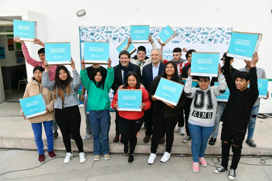 Luego de ganar la interna en La Plata, Alak retomó sus actividades de campaña con una visita a una secundaria.