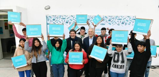 Luego de ganar la interna en La Plata, Alak retomó sus actividades de campaña con una visita a una secundaria.