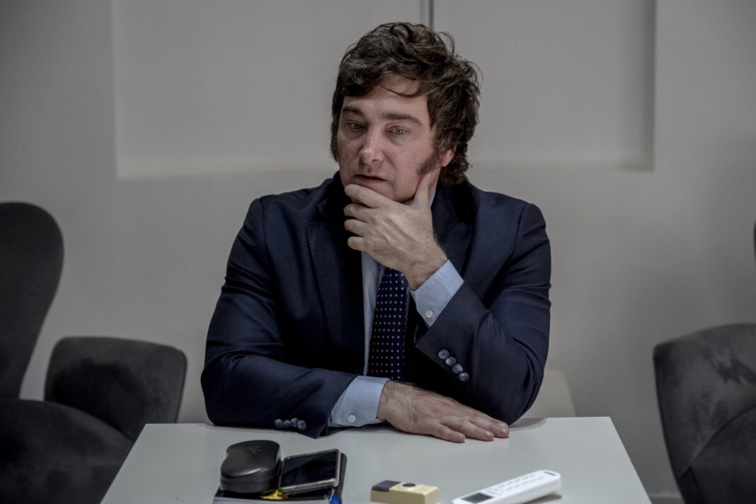 El candidato presidencial por La Libertad Avanza, Javier Milei, anunció que funcionarios del FMI lo llamaron para tener una reunión.