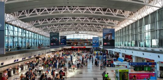 Un grupo de trabajadores inició medidas de fuerza y cancelaron más de 40 vuelos en Ezeiza y Aeroparque.