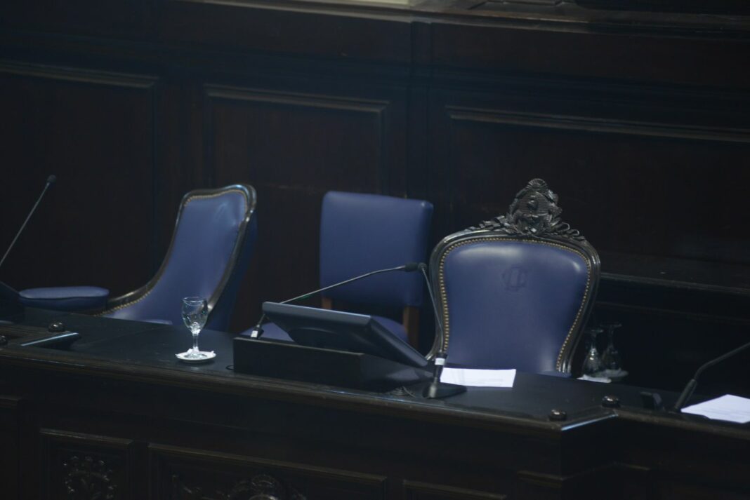 Si se repitiese la foto de las PASO 2023, en la Legislatura bonaerense JxC sería la primera minoría en ambas Cámaras, UxP perdería unos 13 integrantes y Milei daría el batacazo con bloque nuevo en el Senado.