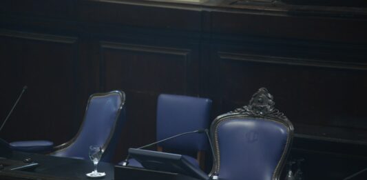 Si se repitiese la foto de las PASO 2023, en la Legislatura bonaerense JxC sería la primera minoría en ambas Cámaras, UxP perdería unos 13 integrantes y Milei daría el batacazo con bloque nuevo en el Senado.