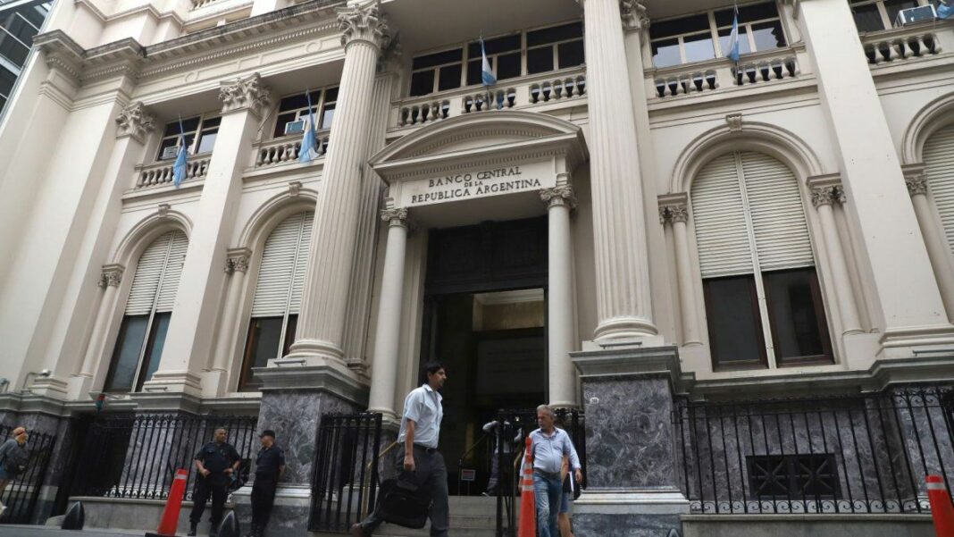 El Banco Central llevó el tipo de cambio oficial a $365,50, lo que provocó la escala del dólar blúe en 65 pesos, y subió 21 puntos la tasa de interés.