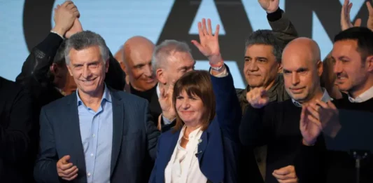 Con casi el total de las mesas escrutadas, el libertario Javier Milei se impuso por amplia diferencia. Lo siguen Juntos por el Cambio y Unión por la Patria.