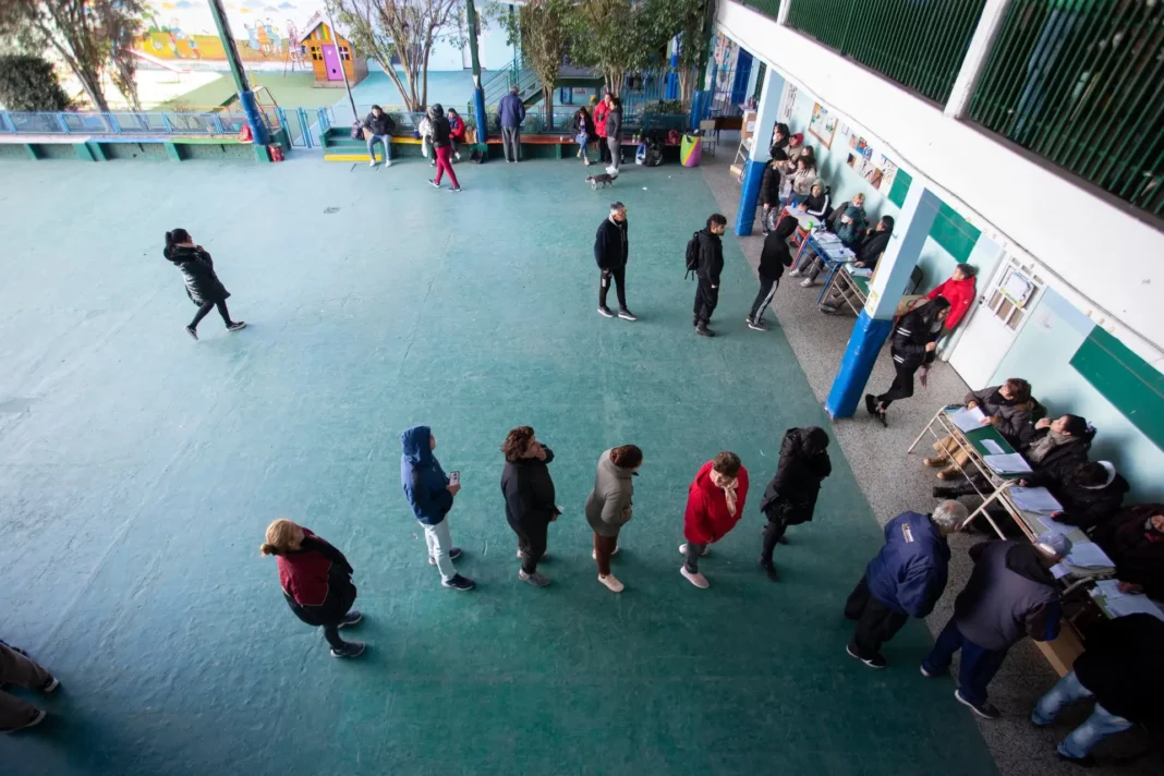 Con una participación del 66% del padrón electoral, cerraron las elecciones PASO en todo el país. Repasa el minuto a minuto de los comicios.