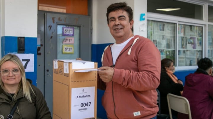 Fernando Espinoza emitió su voto alrededor de las 16 horas en La Matanza