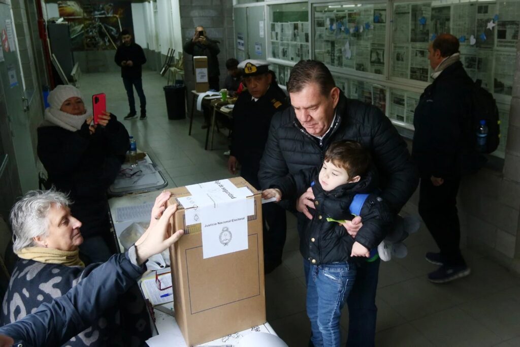 El intendente de Mar del Plata que busca la reelección en la lista de Juntos por el Cambio, Guillermo Montenegro, emitió su voto en la escuela secundaria N° 3, en la que algunas mesas no abrieron los comicios a tiempo por falta de autoridades.