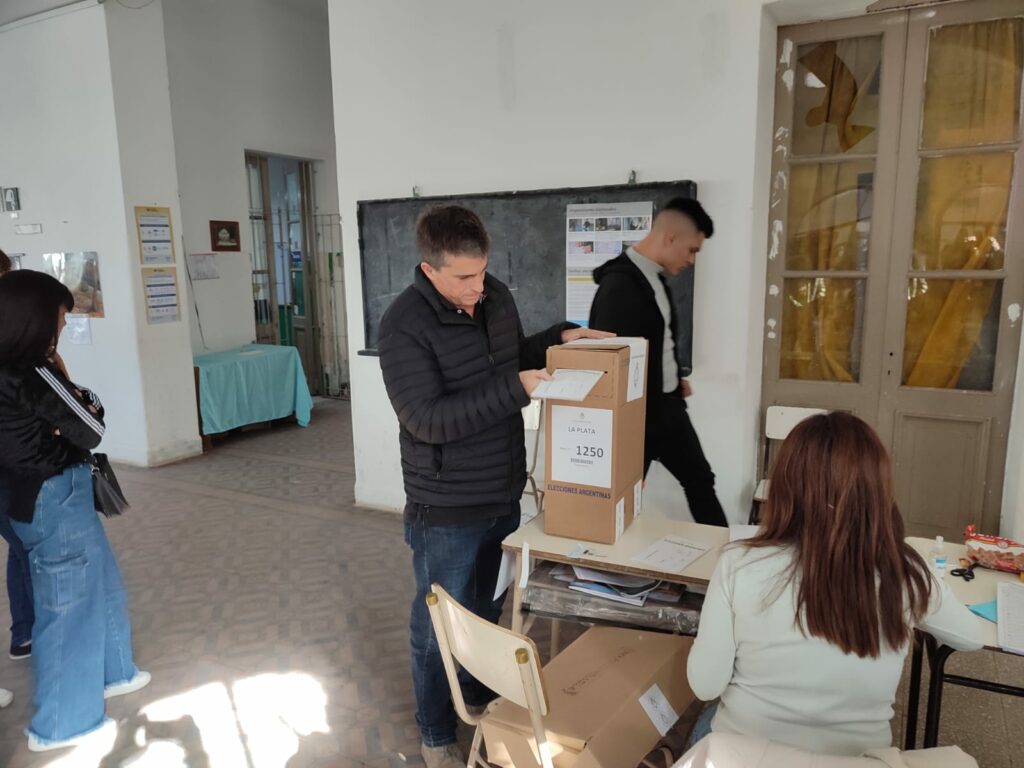 El precandidato a intendente de La Plata, Juan Pablo Allan, emitió su voto. 