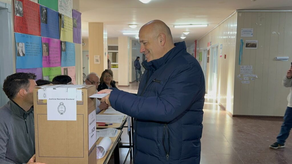 precandidato a intendente de Bahía Blanca y actual senador bonaerense, Andrés de Leo, emitió su voto.