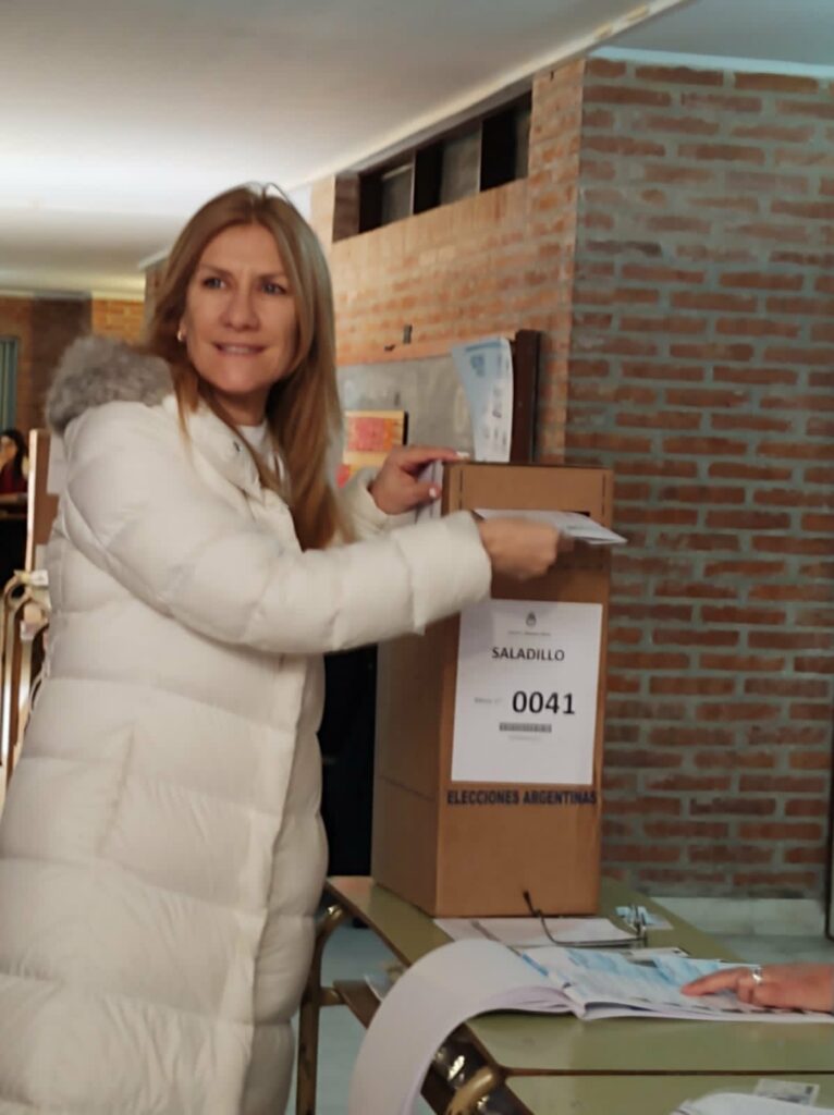 La diptuada bonaerense Alejandra Lordén ya votó en Saladillo. 