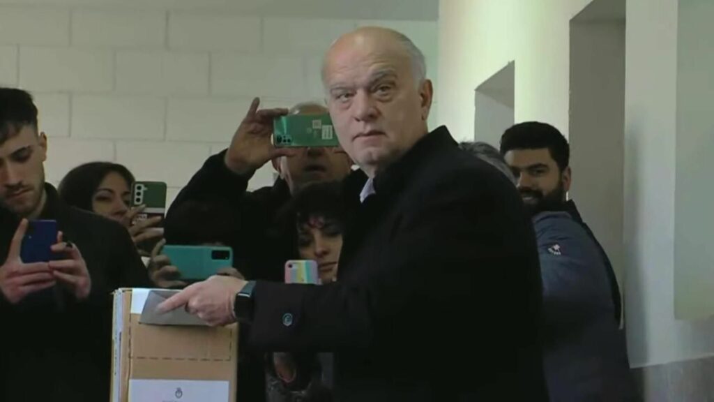 Néstor Grindetti, llegó este domingo a votar en una escuela del partido bonaerense de Lanús