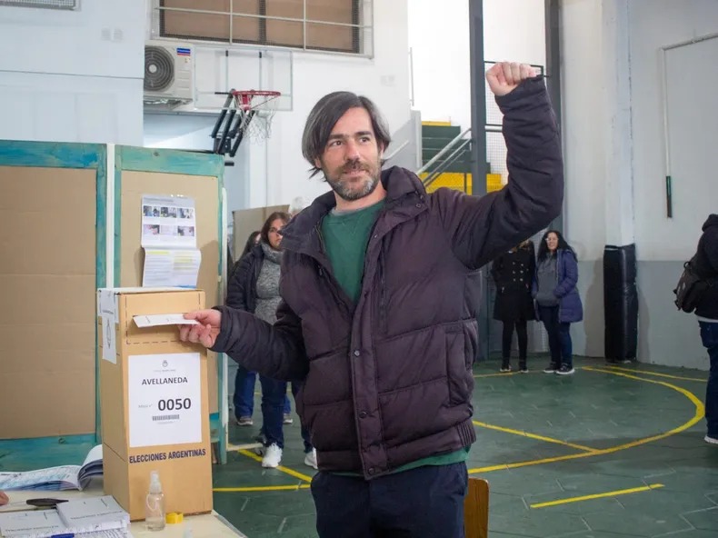 El precandidato a vicepresidente de la lista del FIT, Nicolás del Caño emitió su voto en Avellaneda