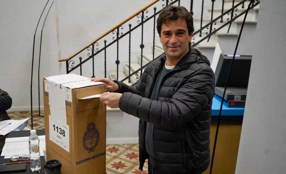 Gabriel Solano emitió su voto en la Facultad de Psicología de la Universidad de Buenos Aires