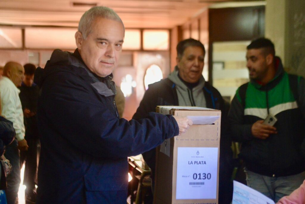 El pre candidato a senador bonaerense, Marcelo Romero, votó en la Escuela Secundaria N°1.