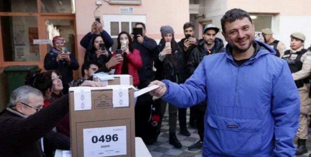 Pasadas las 10 horas Juan Grabois llegó a la escuela N° 4 de la Ciudad de Buenos Aires