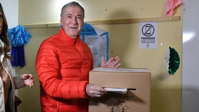 Juan Schiaretti, emitió su voto en el Instituto Domingo Savio