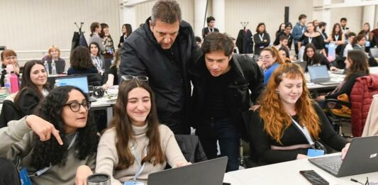 El precandidato a Presidente, Sergio Massa visitó junto al gobernador bonaerense y precandidato a la reelección, Axel Kicillof el centro de cómputos de Unión por la Patria.