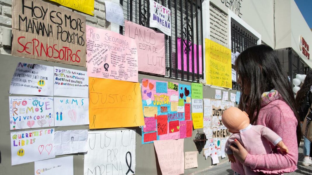 Docentes, estudiantes y vecinos de Lanús realizaron un abrazo simbólico en memoria de Morena Domínguez, la nena de 11 años asesinada por motochorros.