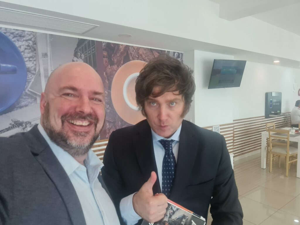 Alejandro Carrancio junto a Javier Milei en una visita del líder de La Libertad Avanza a Mar del Plata.