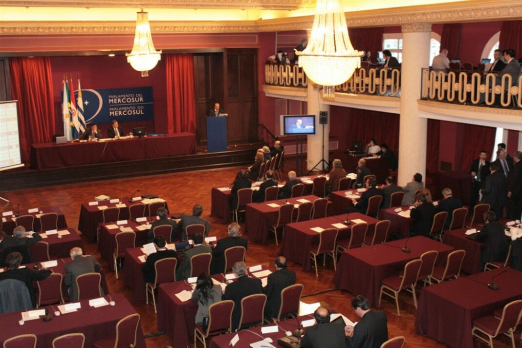 Por primera vez desde 2015 la Argentina elegirá representares para el Parlasur. Conocé cuál es el rol de los parlamentarios.