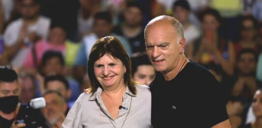 La candidata a Presidenta de Juntos por el Cambio, Patricia Bullrich, dialogó con vecinos, a quienes les prometió bajar la edad de imputabilidad y “ordenar” la Argentina.