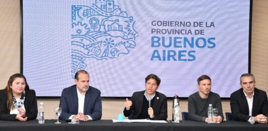 El gobernador bonaerense, Axel Kicillof, visitó Bahía Blanca y apoyó la precandidatura a intendente local de Federico Susbielles.