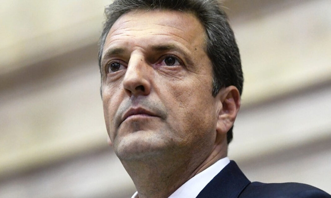 Sergio Massa aseguró que se debería poner en la mesa de debate la suma fija, las paritarias libres y la reducción del impuesto a las ganancias.