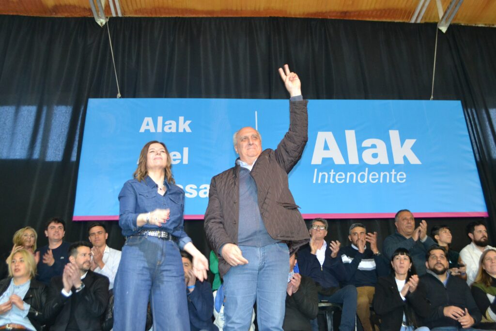 Pedro Borgini junto a la primera precandidata a senadora bonaerense por la Octava, Florencia Saintout. 