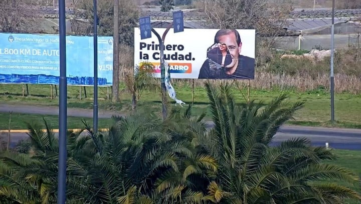 Cartelería del intendente y precandidato a la reelección, Julio Garro, vandalizado. 