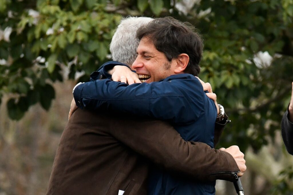 Kicillof y Alak en el escenario montado en la Plaza Islas Malvinas. 