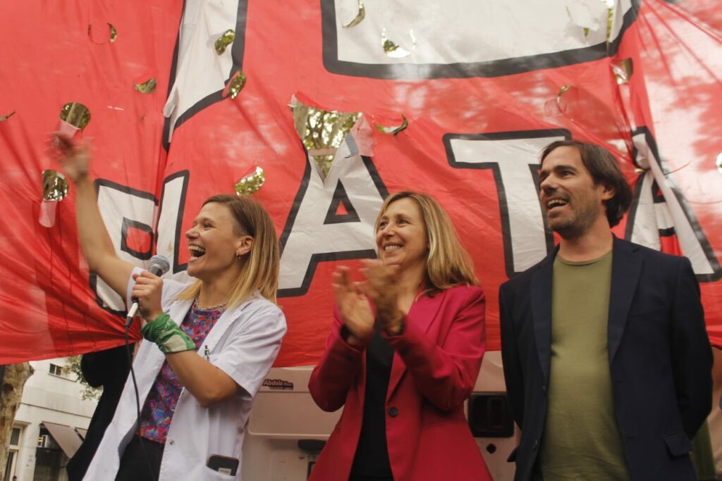 Laura Cano junto con los precandidatos a presidente y vicepresidente del FIT-U, Myriam Bregman y Nicolás del Caño.
