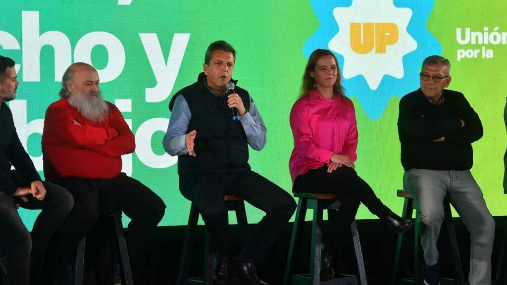 A una semana de las PASO, Massa recibió el respaldo de los movimientos sociales oficialistas. 