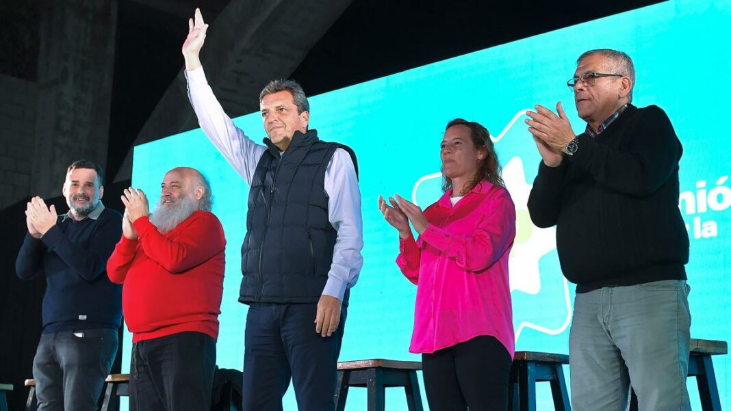 El precandidato presidencial de UxP, Sergio Massa, recibió el respaldo de los movimientos sociales oficialistas y advirtió sobre el proyecto de la oposición. “Ya no plantean globitos de colores y la revolución de la alegría”, advirtió.