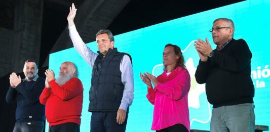 El precandidato presidencial de UxP, Sergio Massa, recibió el respaldo de los movimientos sociales oficialistas y advirtió sobre el proyecto de la oposición. “Ya no plantean globitos de colores y la revolución de la alegría”, advirtió.
