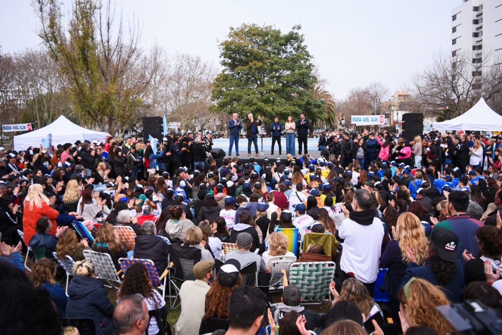 El gobernador bonaerense, Axel Kicillof, encabezó un masivo acto en La Plata, en el que apoyó la candidatura a intendente local de Julio Alak.