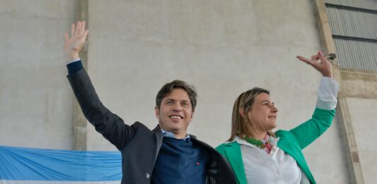 El gobernador Axel Kicillof visitó San Nicolás y apuntó contra Santiago Passaglia, el candidato a intendente de Juntos por el Cambio. "Hacé lo que tenés que hacer", disparó.