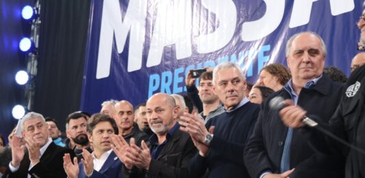 Preocupado por el ausentismo, este jueves en Ensenada, el gobernador Axel Kicillof volvió a pedir que en las PASO “revienten las urnas” con la boleta de Sergio Massa.