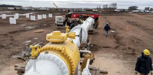 El Gobierno nacional reconoció la importancia del Gasoducto Néstor Kirchner y anunció que finalizarán la obra en un mes.