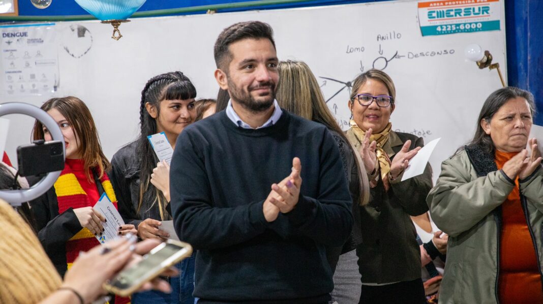 El precandidato a intendente de Lanús por la lista 4 de Unión por la Patria, Agustín Balladares, terminó de presentar en sociedad su plan de gestión. Conoce los cinco ejes centrales de su propuesta en esta nota.