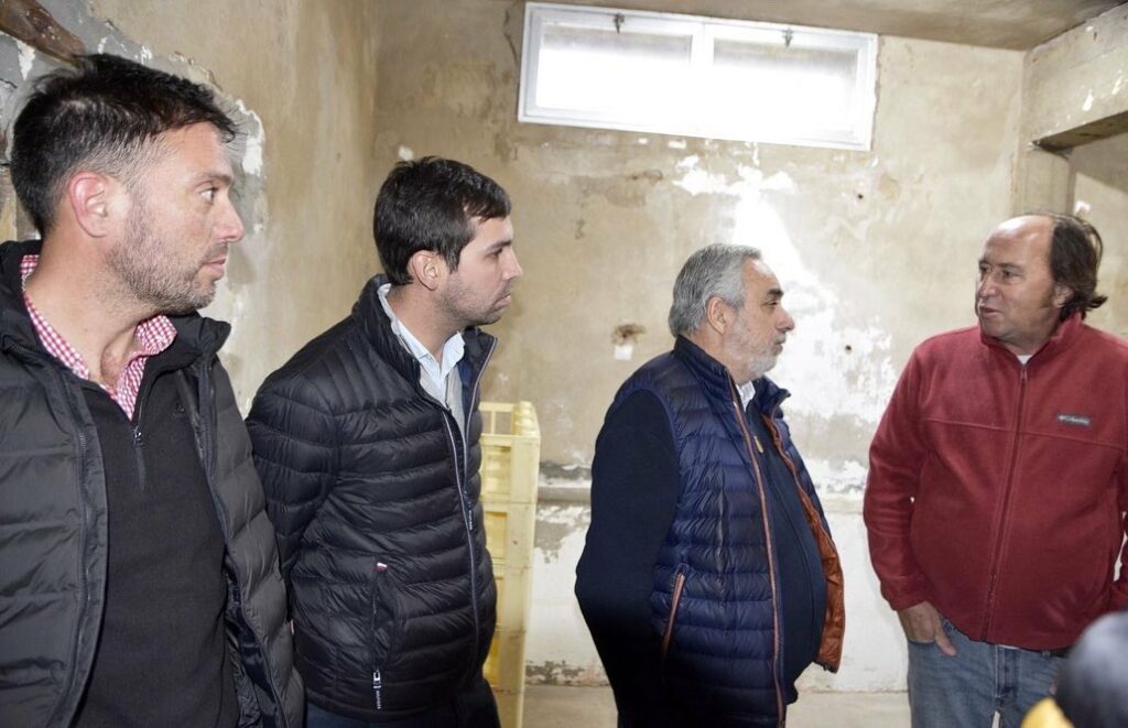 El diputado bonaerense Valentín Miranda generalmente acompaña a Miguel Fernández en sus recorridas. 