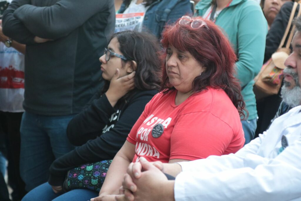 Mabel Zurita después de encabezar la marcha en Moreno, viajó hasta La Plata para participar del acto del Gobierno provincial. 
