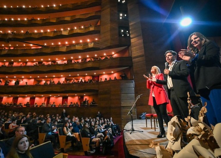 Kicillof afirmó ante los artistas presentes: "Tenemos que mostrar lo que reconstruimos como muestra de lo que va a venir después".
